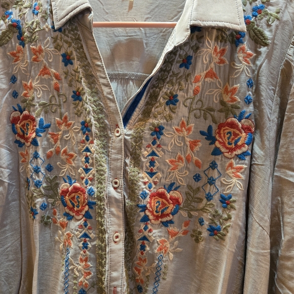 Andree by Unit light grey button up embroidered blouse very pretty - Picture 5 of 6